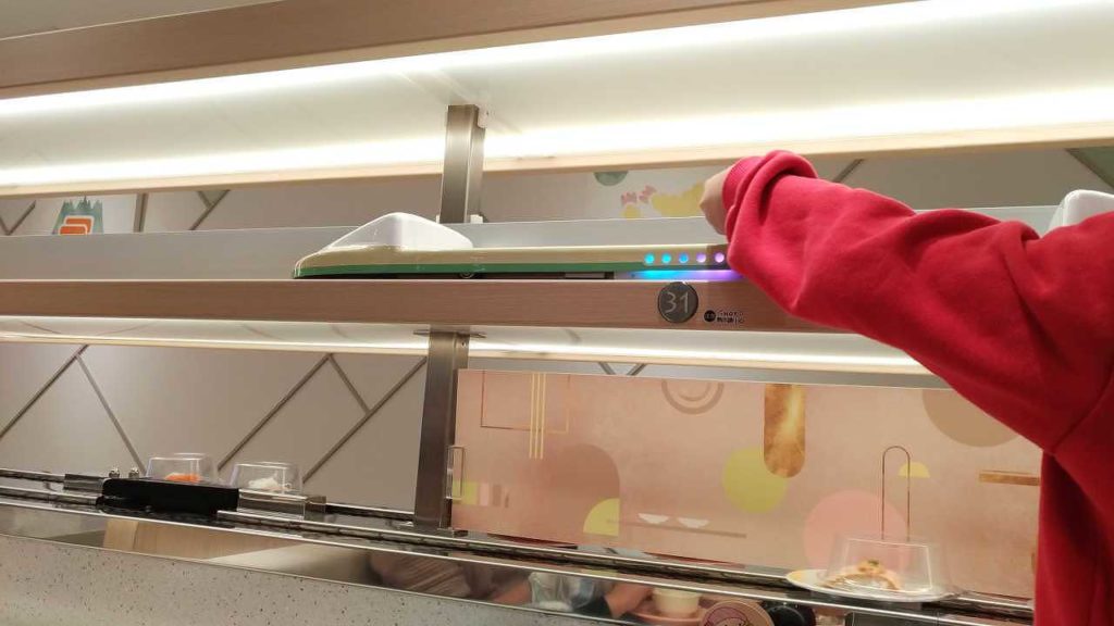 台湾の回転寿司「争鮮」の注文商品専用レーンを走る新幹線型の配膳システム