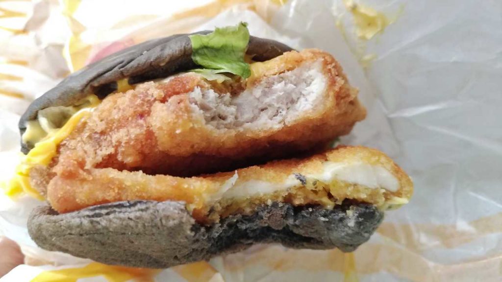 台湾マクドナルドの限定メニュー「台湾マクドナルドの期間限定メニュー「微牽絲起司排脆豬堡」を一口食べたところ