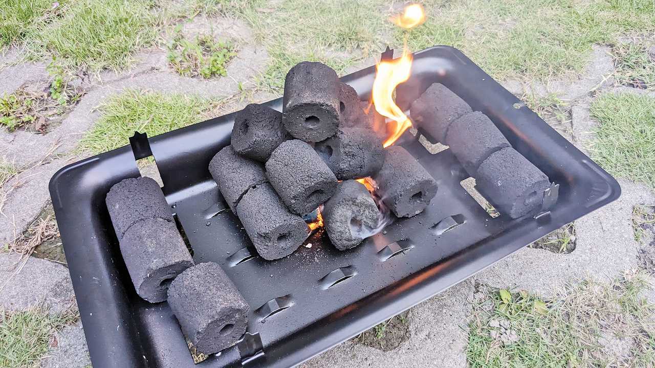 ヤシの繊維でできた炭に火をつけているところ