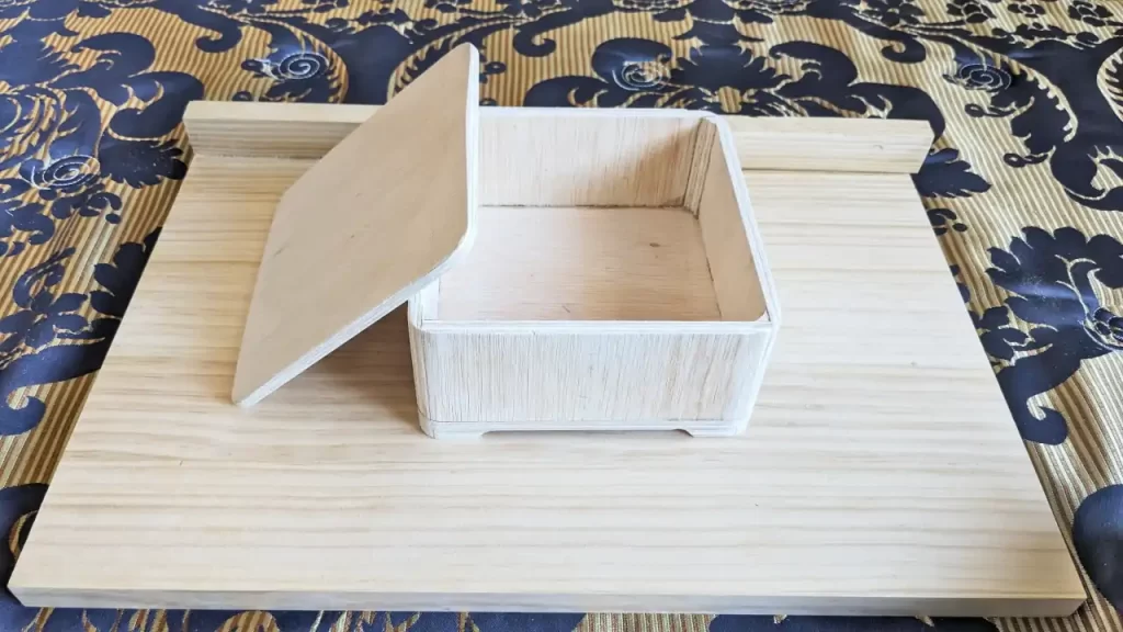 自作した木箱（お弁当箱）