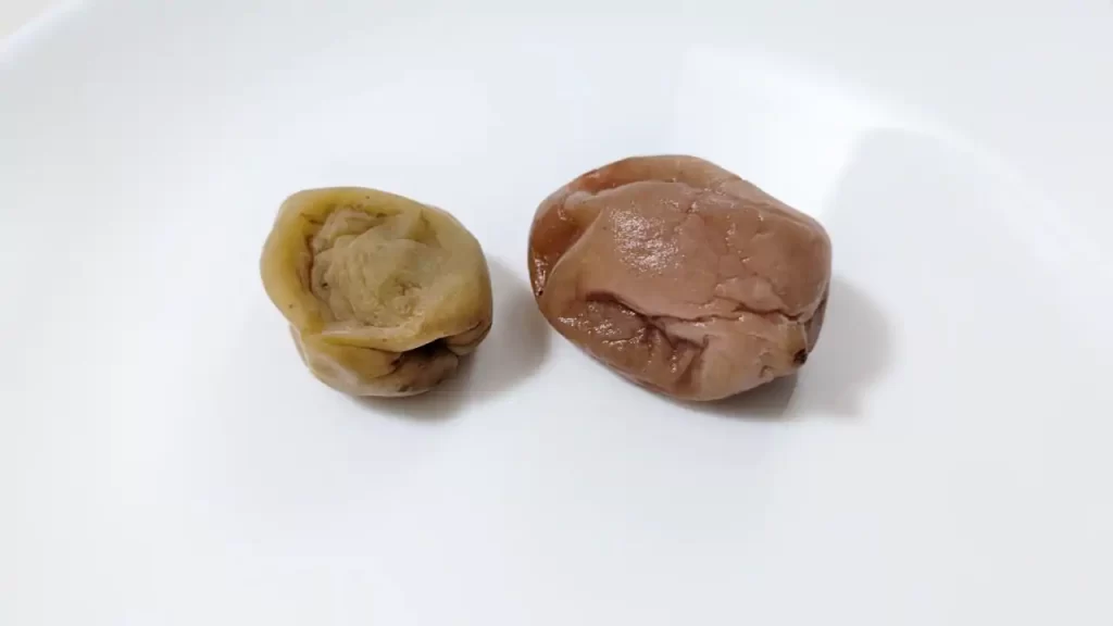 白梅干し（左）と、赤紫蘇を入れてから20日程度経過した赤紫蘇梅干し（右）