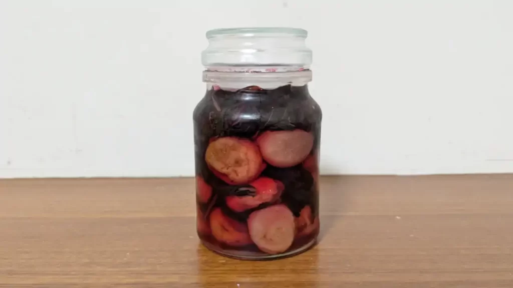 赤紫蘇で漬け込んでいる梅干し