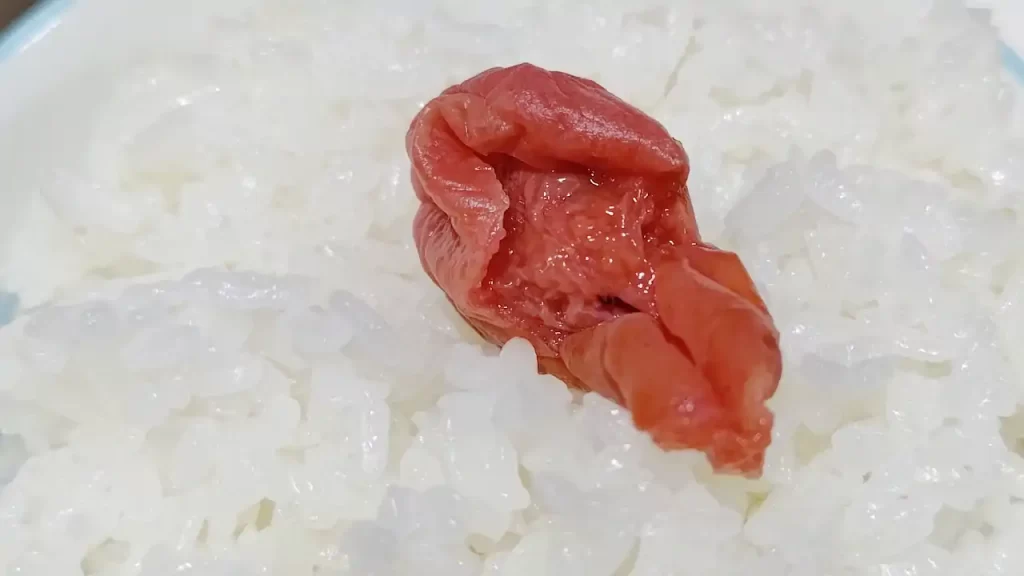 赤紫蘇で漬け込んだ梅干しを割ったところ