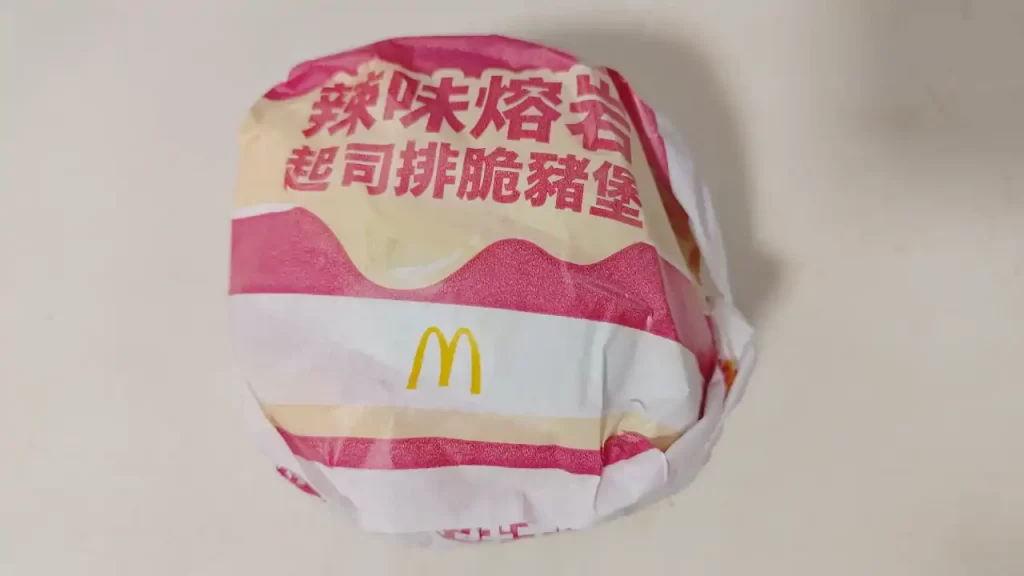 台湾マクドナルドの期間限定メニュー『とろけるチーズカツバーガー(辣味熔岩起司排脆豬堡)』