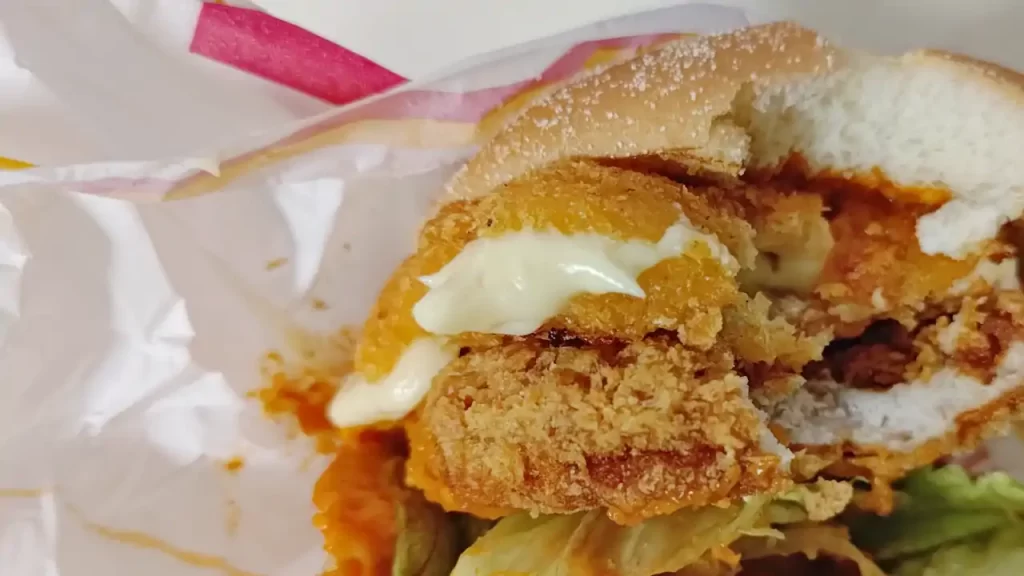 台湾マクドナルドの期間限定メニュー『とろけるチーズカツバーガー(辣味熔岩起司排脆豬堡)』を一口かじったところ