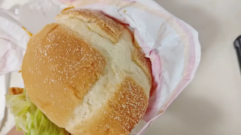 台湾マクドナルドの期間限定メニュー『とろけるチーズカツバーガー(辣味熔岩起司排脆豬堡)』を上から見た様子