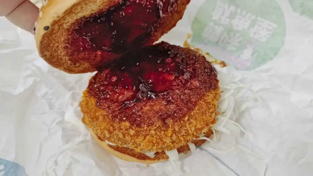 台湾マクドナルドの「韓味魷魚堡」のバンズを持ち上げたところ