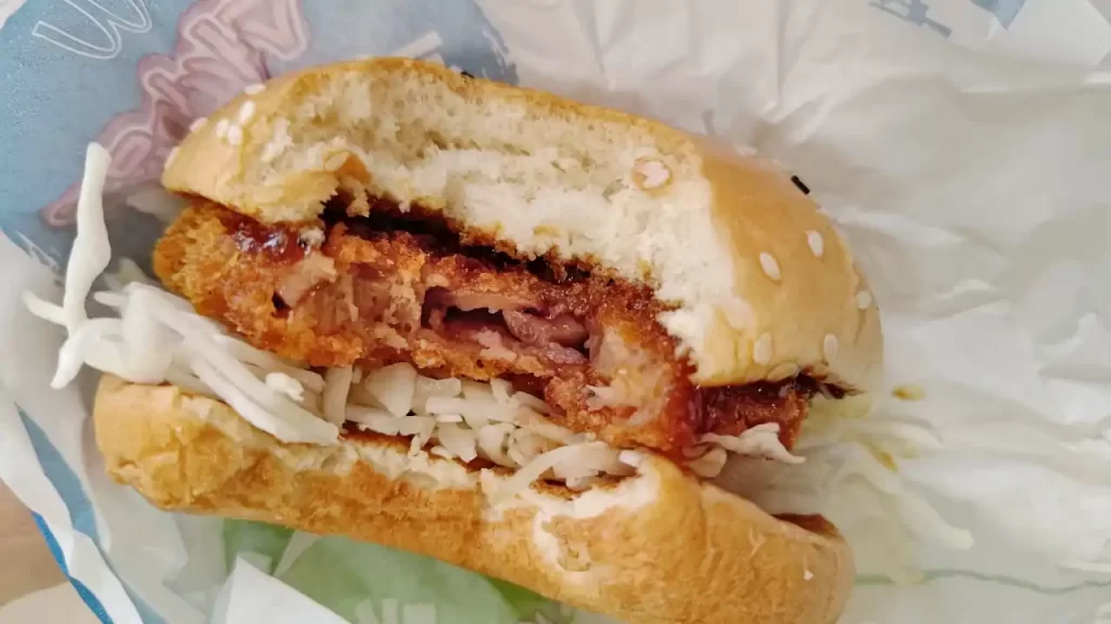 台湾マクドナルドの「韓味魷魚堡」をかじったところ