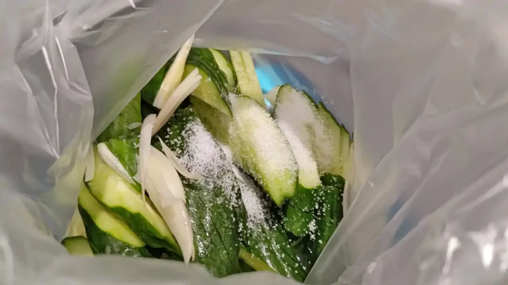 ベランダで栽培したミョウガを入れて作っている柴漬け