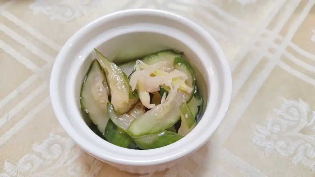 漬け始めて1日目の柴漬け（上の方にベランダで栽培したミョウガもある）