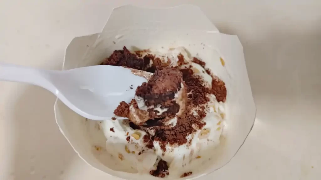 台湾マクドナルドのマックフルーリー『可可布朗尼冰炫風（ココアブラウニー）』に入っているブラウニー