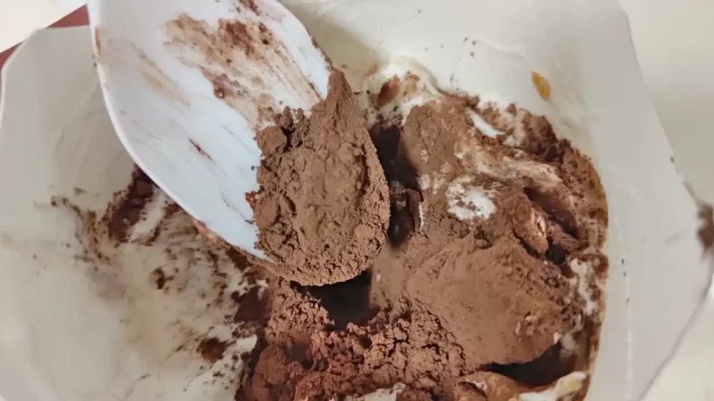 台湾マクドナルドのマックフルーリー『可可布朗尼冰炫風（ココアブラウニー）』の中央にたっぷり入っているココアパウダー