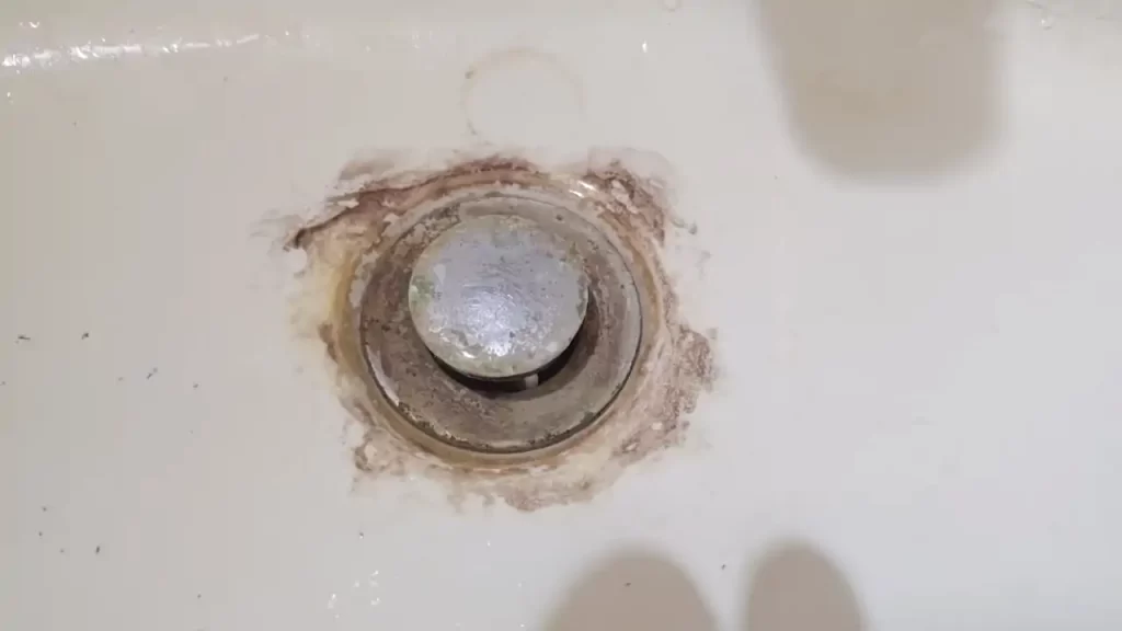 どのぐらいの期間放置したかわからない汚れた洗面台