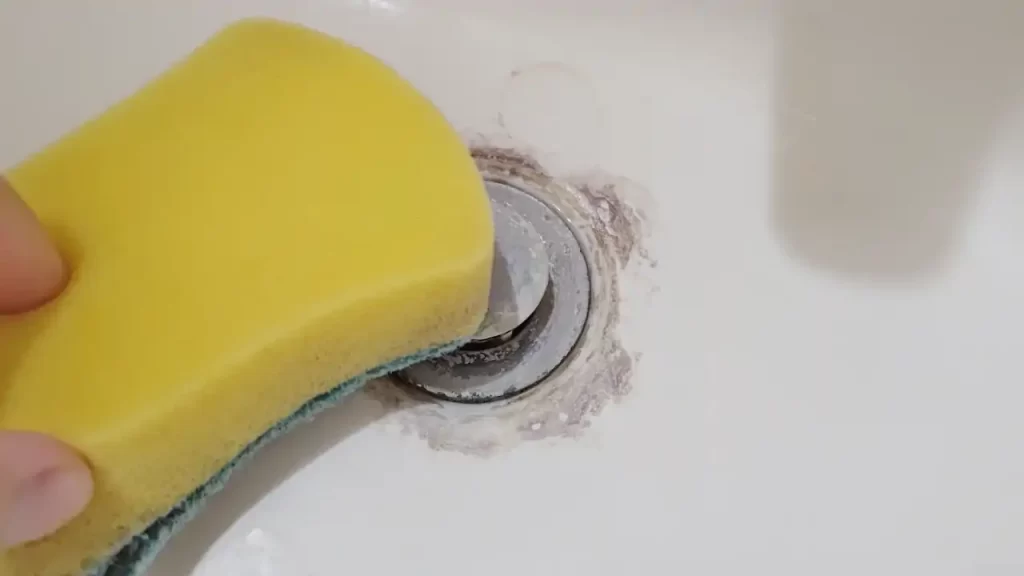 クエン酸スプレーを噴射してから5分放置し、その後汚れをスポンジで洗っているところ