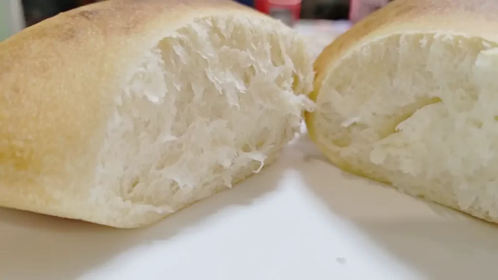 天然酵母のレーズン酵母を使って焼いたパン