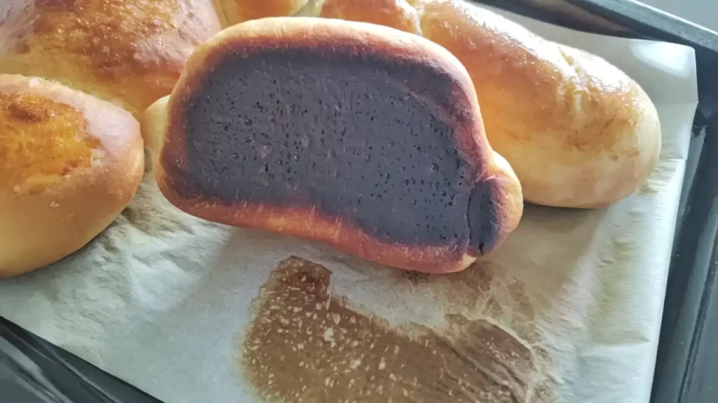 底部が焦げてしまったパン