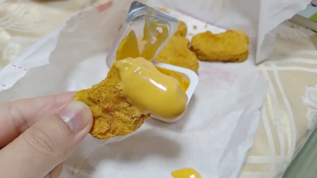 煙燻起司風味醬（ナゲット用のソース）をたっぷり付けたところ