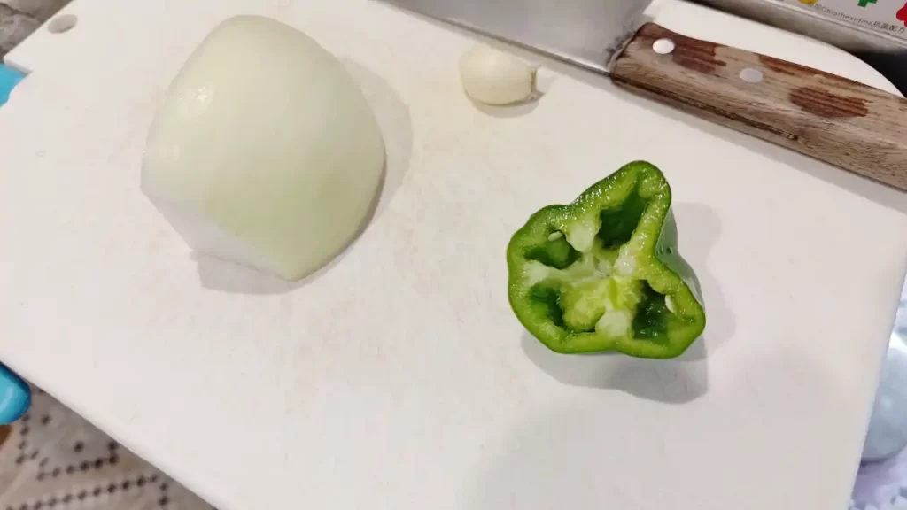 アボカドバーガーに入れるために用意したタマネギ、ニンニク、ピーマン