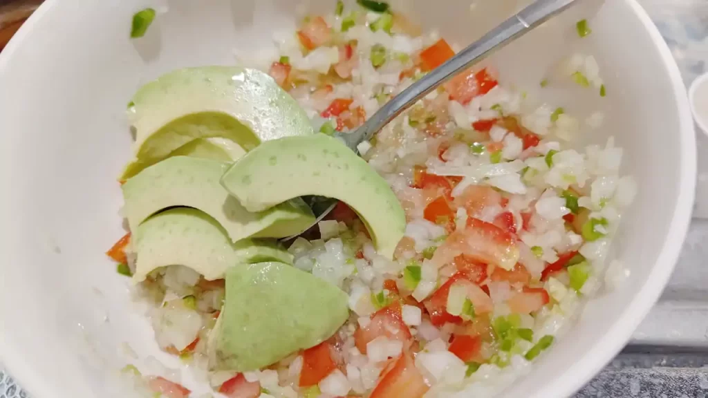 ワカモレソースを作っているところ