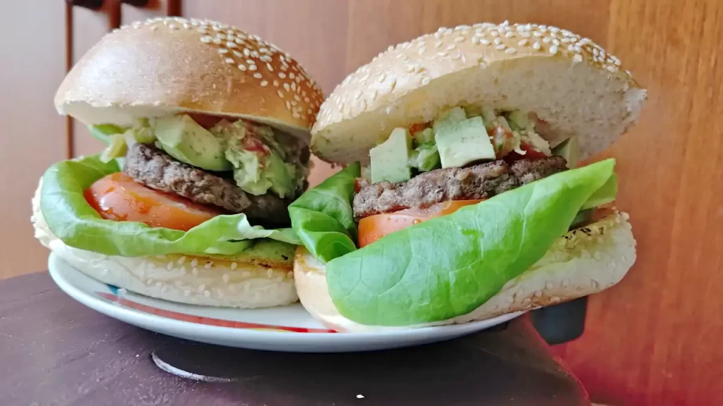 完成したアボカドバーガー！