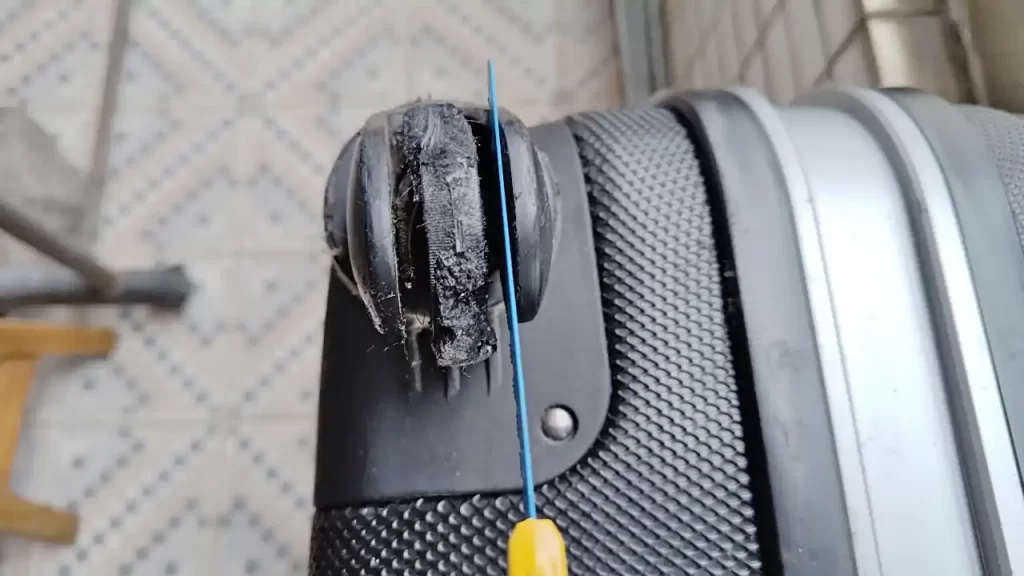 キャスターの軸を切っているところ