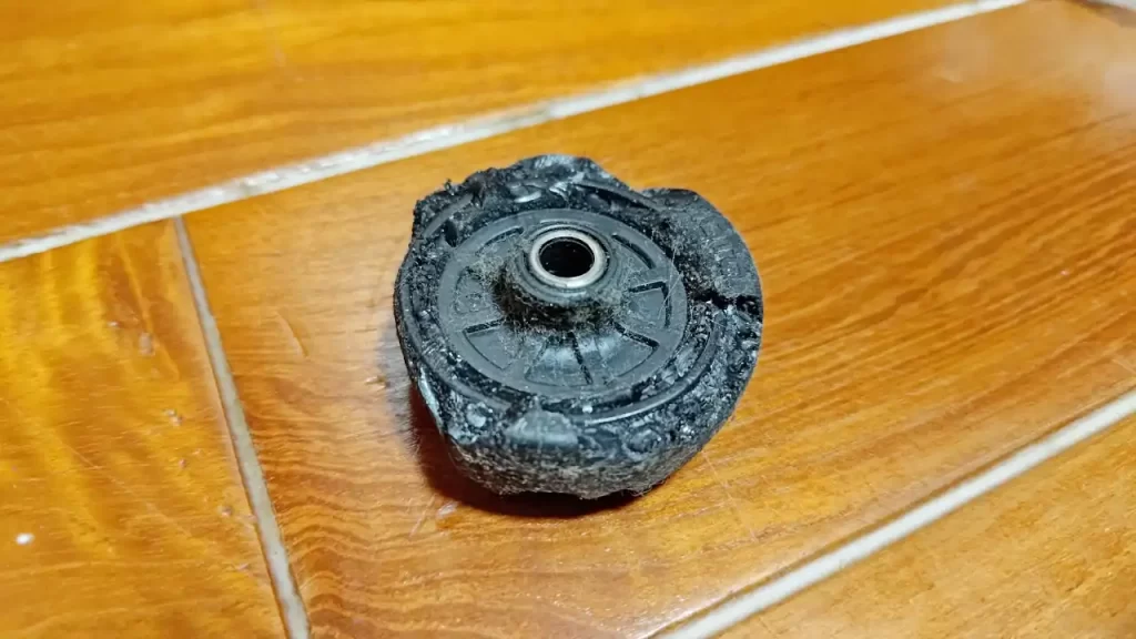 ボロボロになったスーツケースのキャスター(タイヤ)