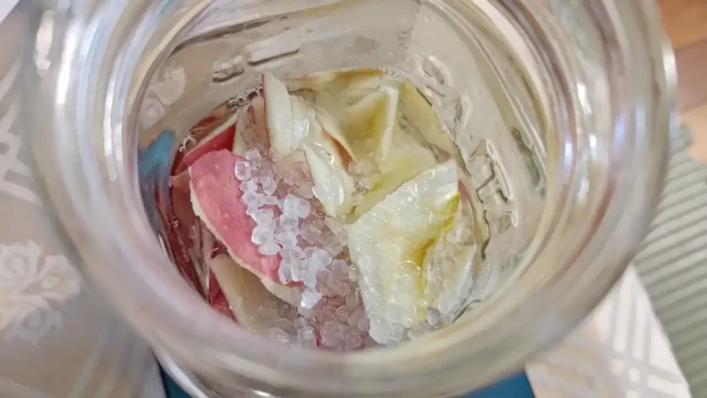 リンゴの皮と芯による天然酵母を仕込んでいるところ(水とざらめ糖を入れたところ)