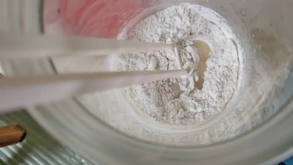 リンゴ酵母液と強力粉を混ぜてピザ生地の元種を作っているところ（2日目）