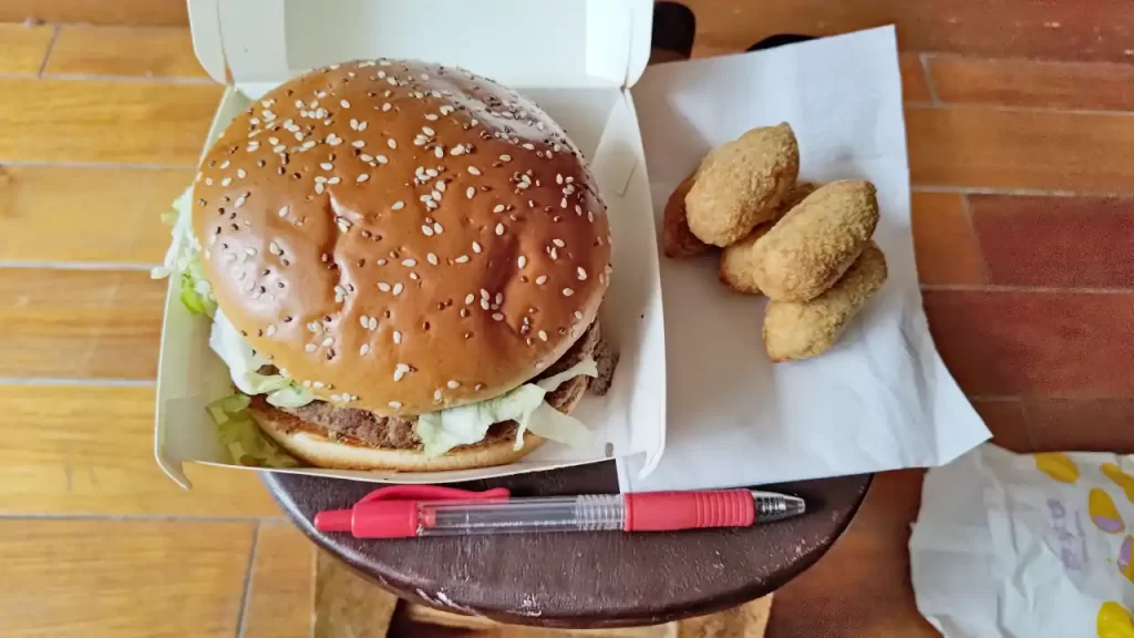 台湾マクドナルドの新商品『ビッグアーチ（霸牛堡）』のとなりにボールペンを置いた様子