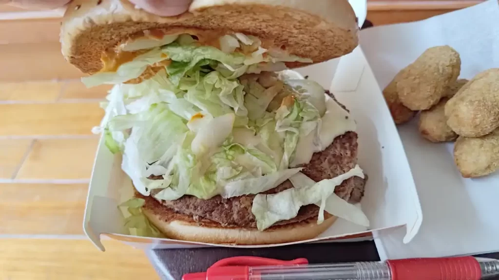 台湾マクドナルドの新商品『ビッグアーチ（霸牛堡）』の上のバンズを持ち上げたところ