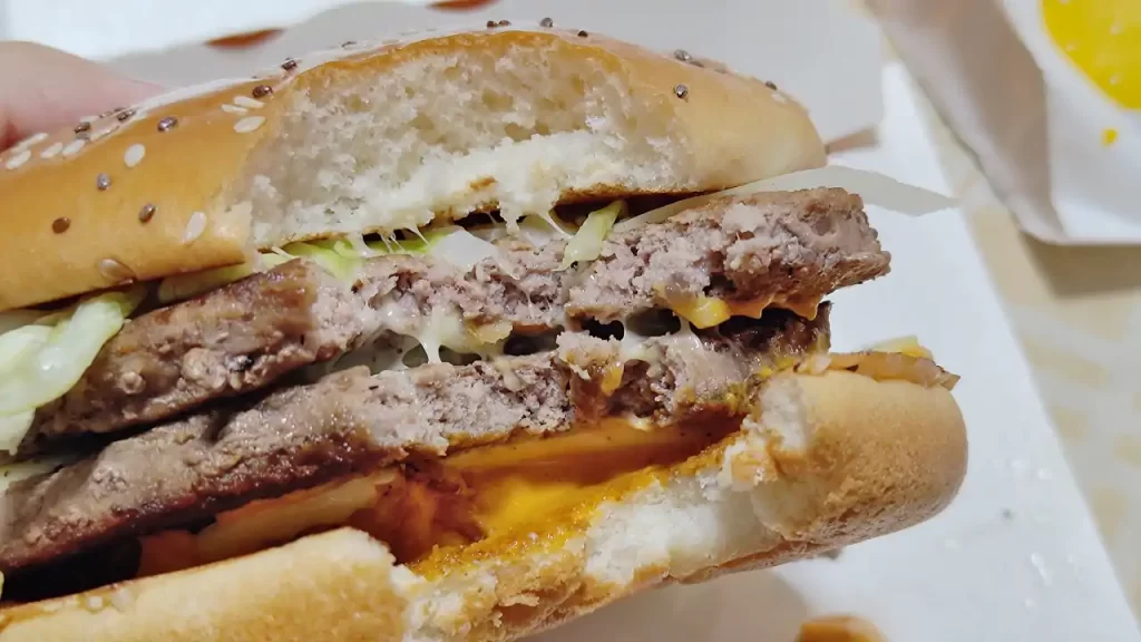 台湾マクドナルドの新商品『ビッグアーチ（霸牛堡）』をかじったところ