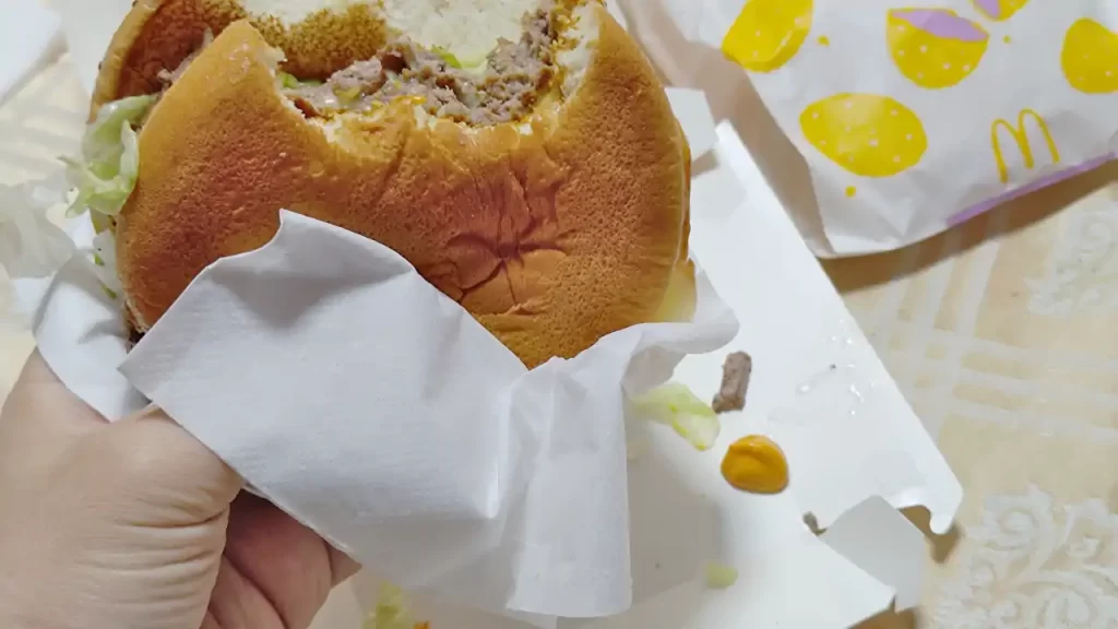 台湾マクドナルドの新商品『ビッグアーチ（霸牛堡）』をナプキンで包んだ様子