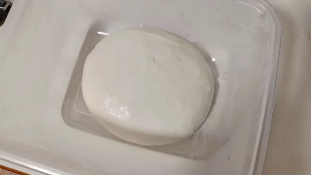 冷蔵庫からピザ生地を取り出してすぐの様子