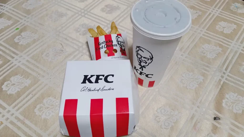 台湾KFCの限定メニュー楓糖風味鬆餅咔啦肉霸堡(メープルワッフル・ダブルチキンフィレバーガー)のセット