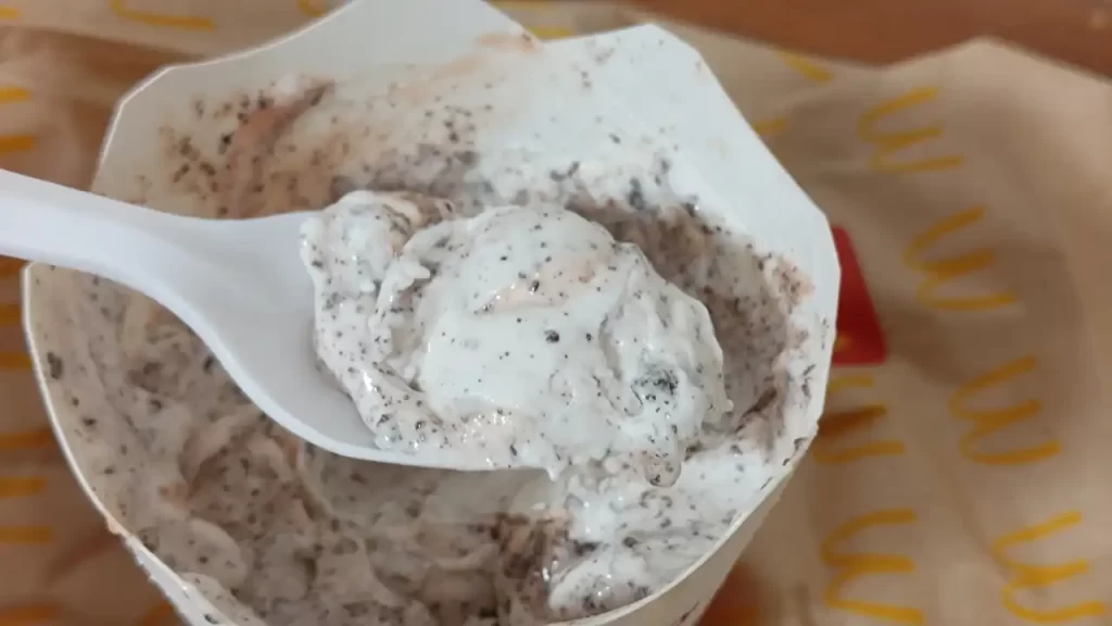 台湾マクドナルドの『OREO草莓冰炫風(ストロベリーOREOマックフルーリー)』