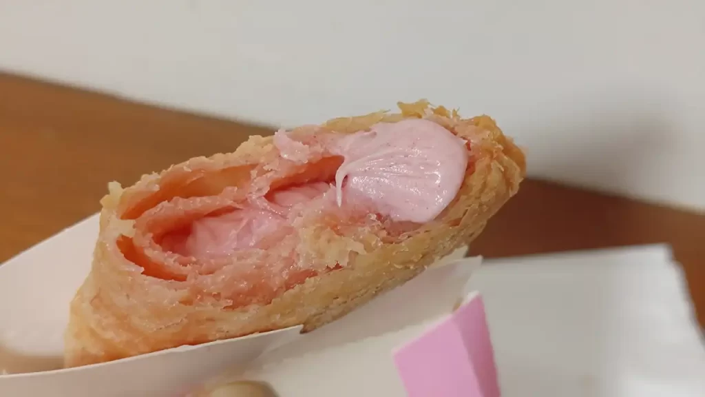 台湾マクドナルド『いちごチョコパイ』をかじったところ