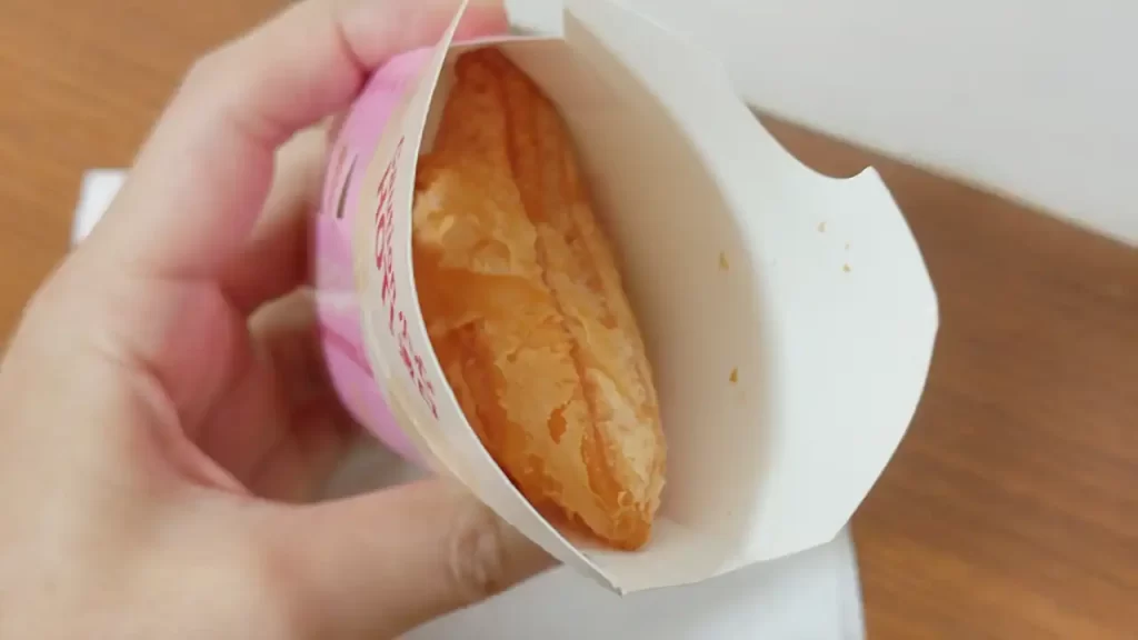 台湾マクドなると『いちごチョコパイ』のパッケージを開けたところ