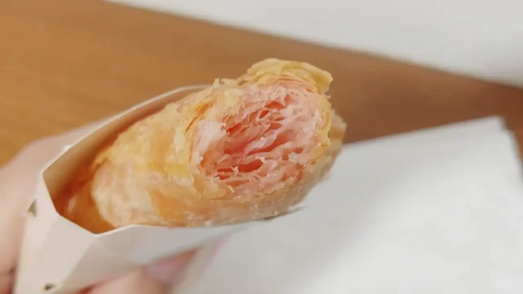 台湾マクドナルド『いちごチョコパイ』をかじったところ(一口目)