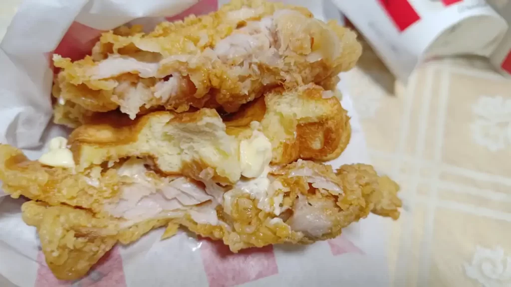 台湾ケンタッキーのワッフルバーガーを食べているところ