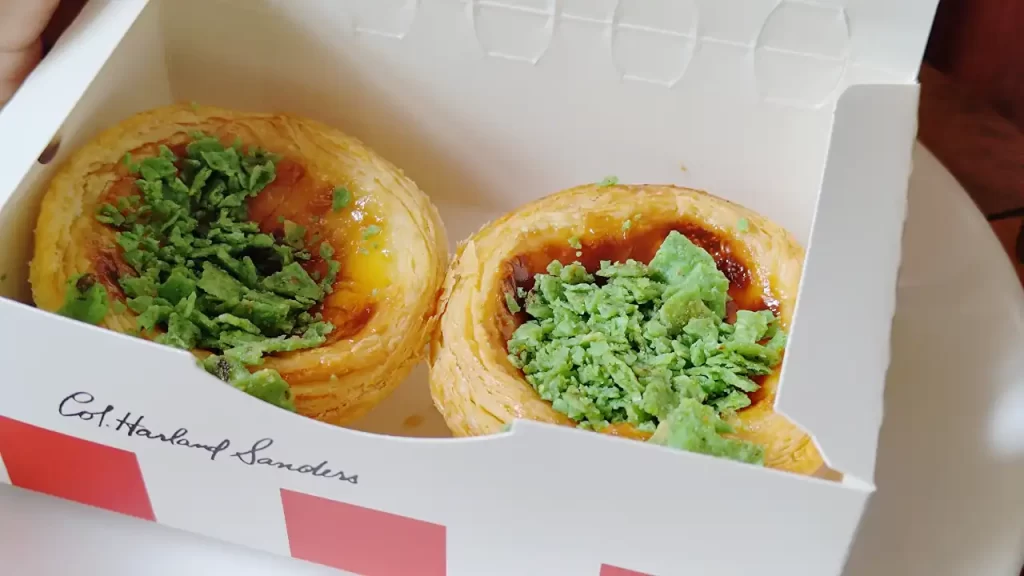 台湾KFC パクチーエッグタルト2個入りを開封したところ