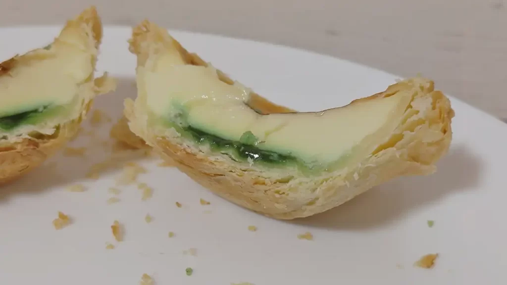 台湾KFC パクチーエッグタルトをナイフで切ったところ