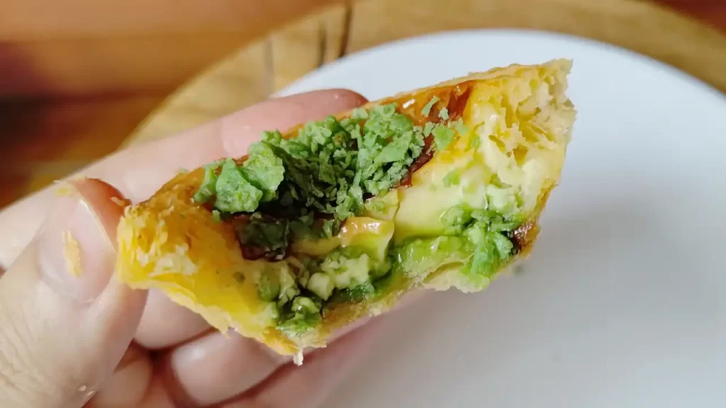 台湾KFC パクチーエッグタルトの断面