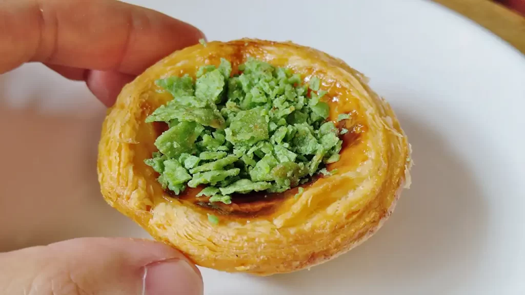 台湾KFC パクチーエッグタルトを取り出したところ